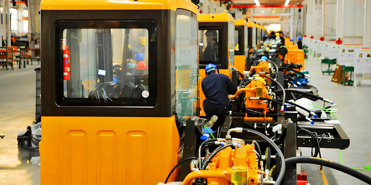 山东宝鼎轮式挖掘机抓木机生产车间