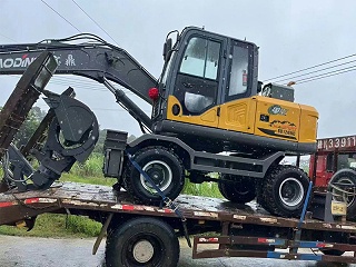 宝鼎轮式挖掘机，挖斗变螺旋钻，一天打井高效快捷