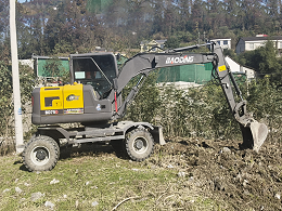 宝鼎BD75D轮式挖掘机填平绿化带