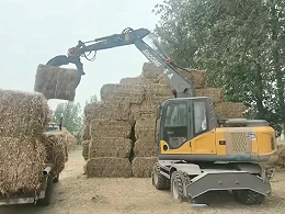 宝鼎110E抓木机凭借加长臂实现7层高效堆叠