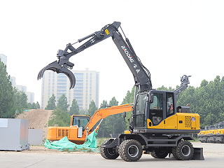 宝鼎110E轮式抓木机优化生产流程，提升作业效率