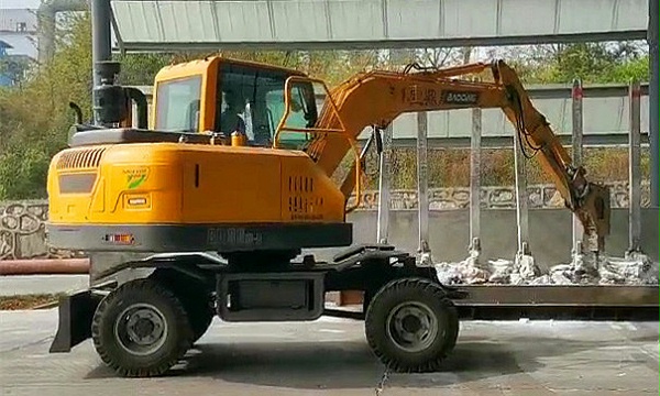 宝鼎轮式挖掘机