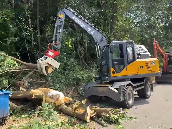宝鼎110E抱夹锯抓木机