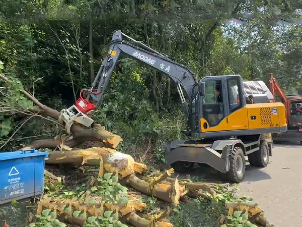 宝鼎BD110E抱夹锯抓木机