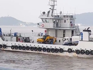 小型抓木机码头交货时如何进行的