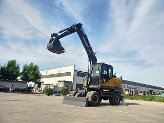 山地作业利器：宝鼎挖掘机与抓木机的绝佳配合