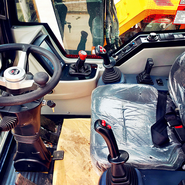 宝鼎抓木机驾驶舒适