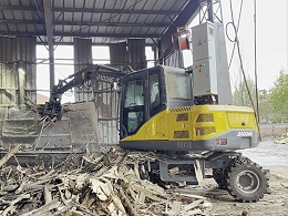 宝鼎80电动轮式抓木机的工厂新体验