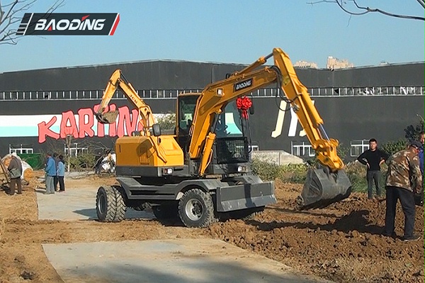 小型轮式挖掘机施工现场