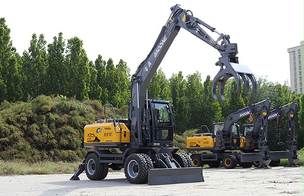 宝鼎BD125S轮式抓木机