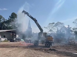 宝鼎120抓木机成功交售