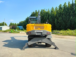 宝鼎抓木机：山地抓木头的得力助手