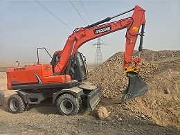 宝鼎轮式挖掘机农业建设的帮手