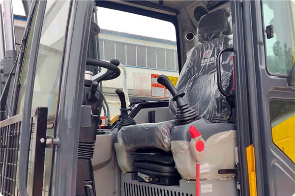 新款95抓木机驾驶室