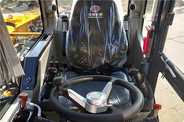 宝鼎95轮式抓木机驾驶室
