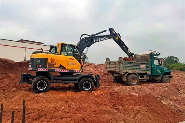 宝鼎轮式挖掘机施工作业 