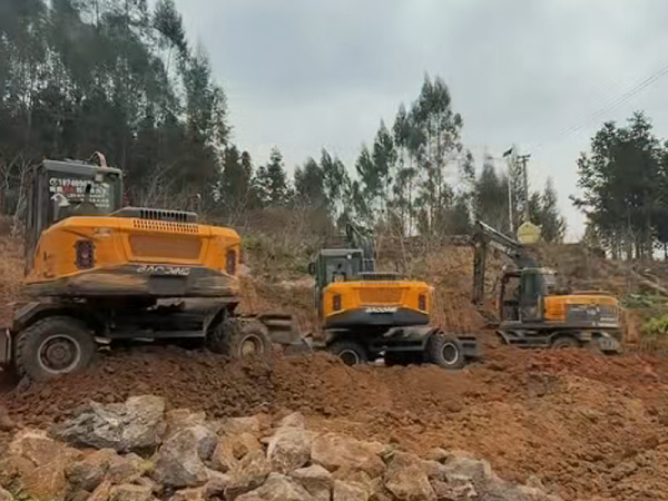 多台宝鼎挖掘机