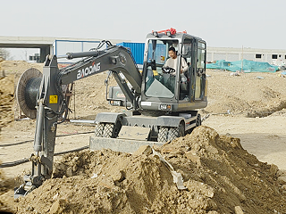 宝鼎80X挖掘机+液压手腕：360°无死角抓取神器