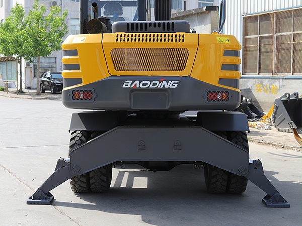 新型轮式抓木机