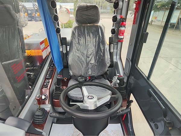 宝鼎110H抓木机驾驶室