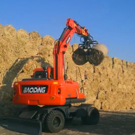 宝鼎150中型轮式挖掘机加装抓草机使用